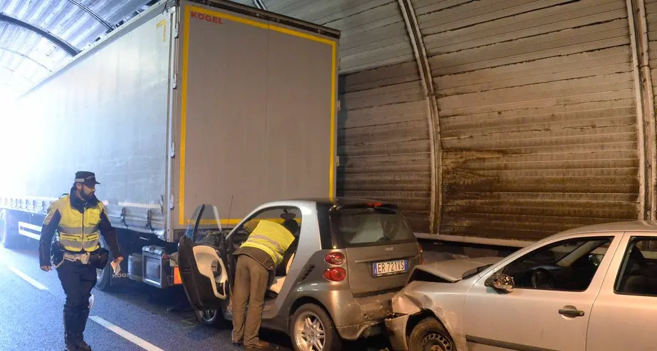 Tamponamento a catena in galleria: traffico in tilt