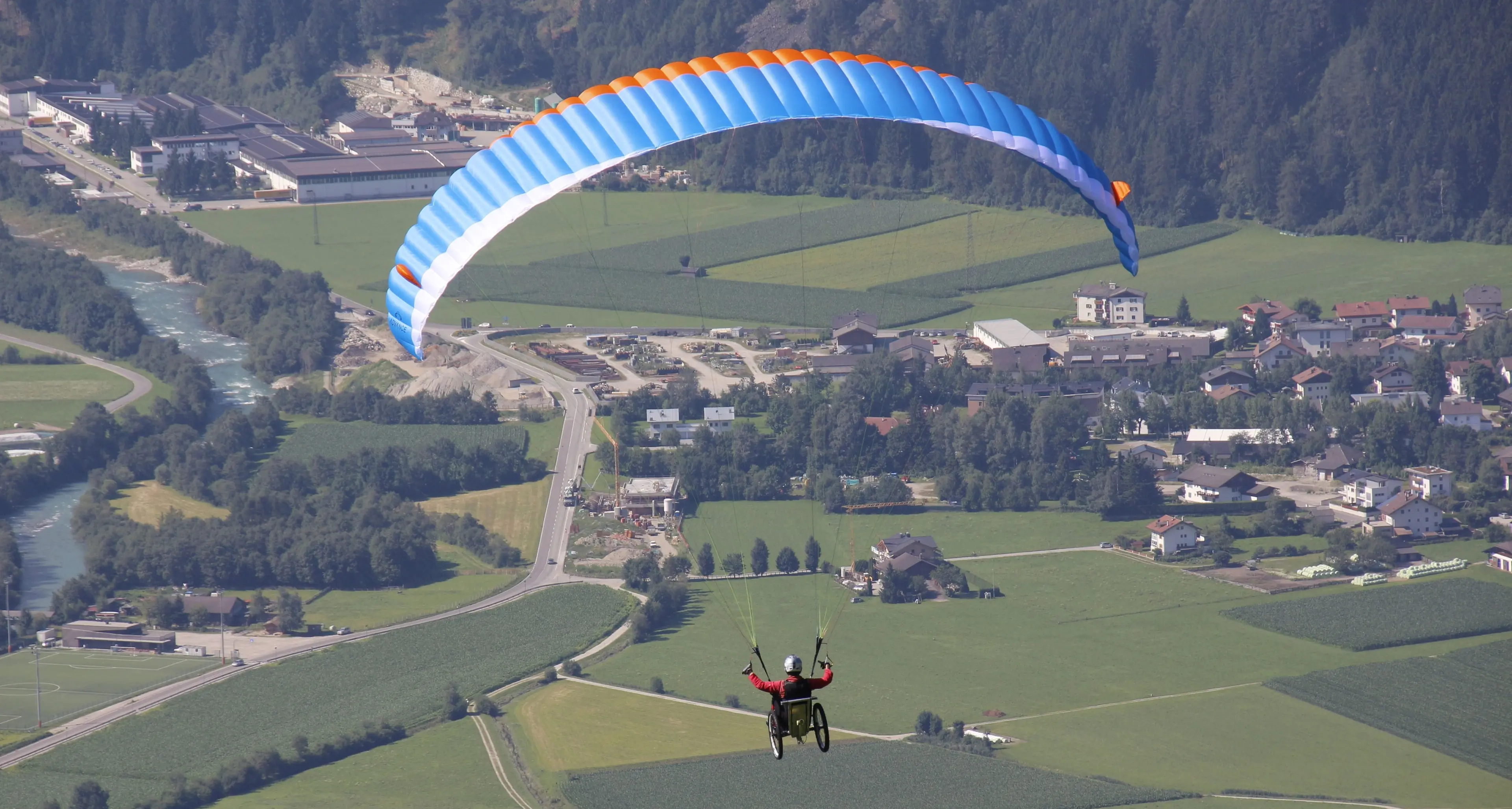 Il primo disabile pilota di parapendio