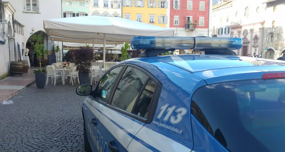 Fermato con la pistola (finta) in centro