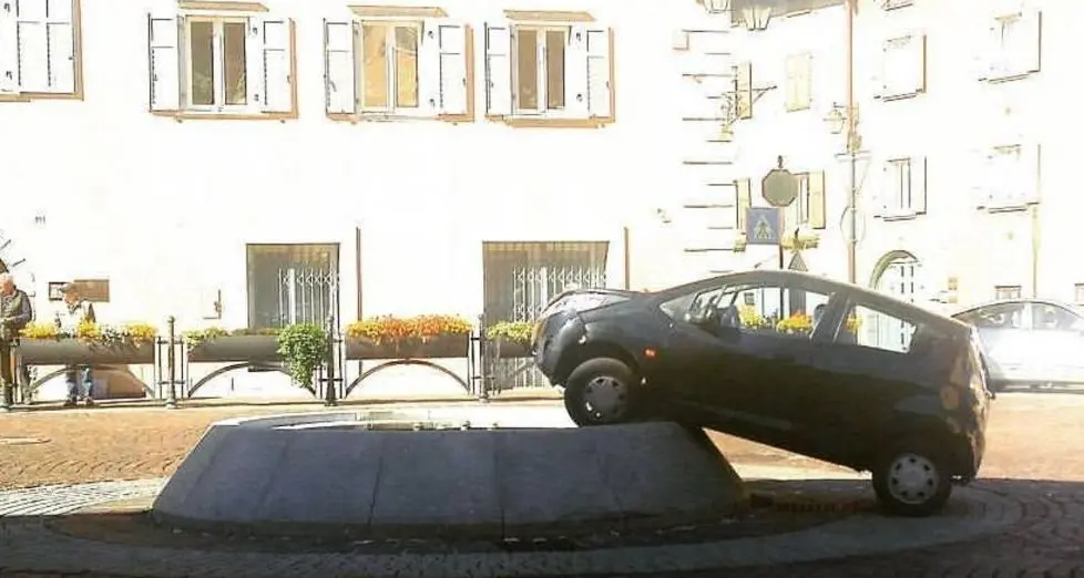 Con l’auto a cavallo della fontana