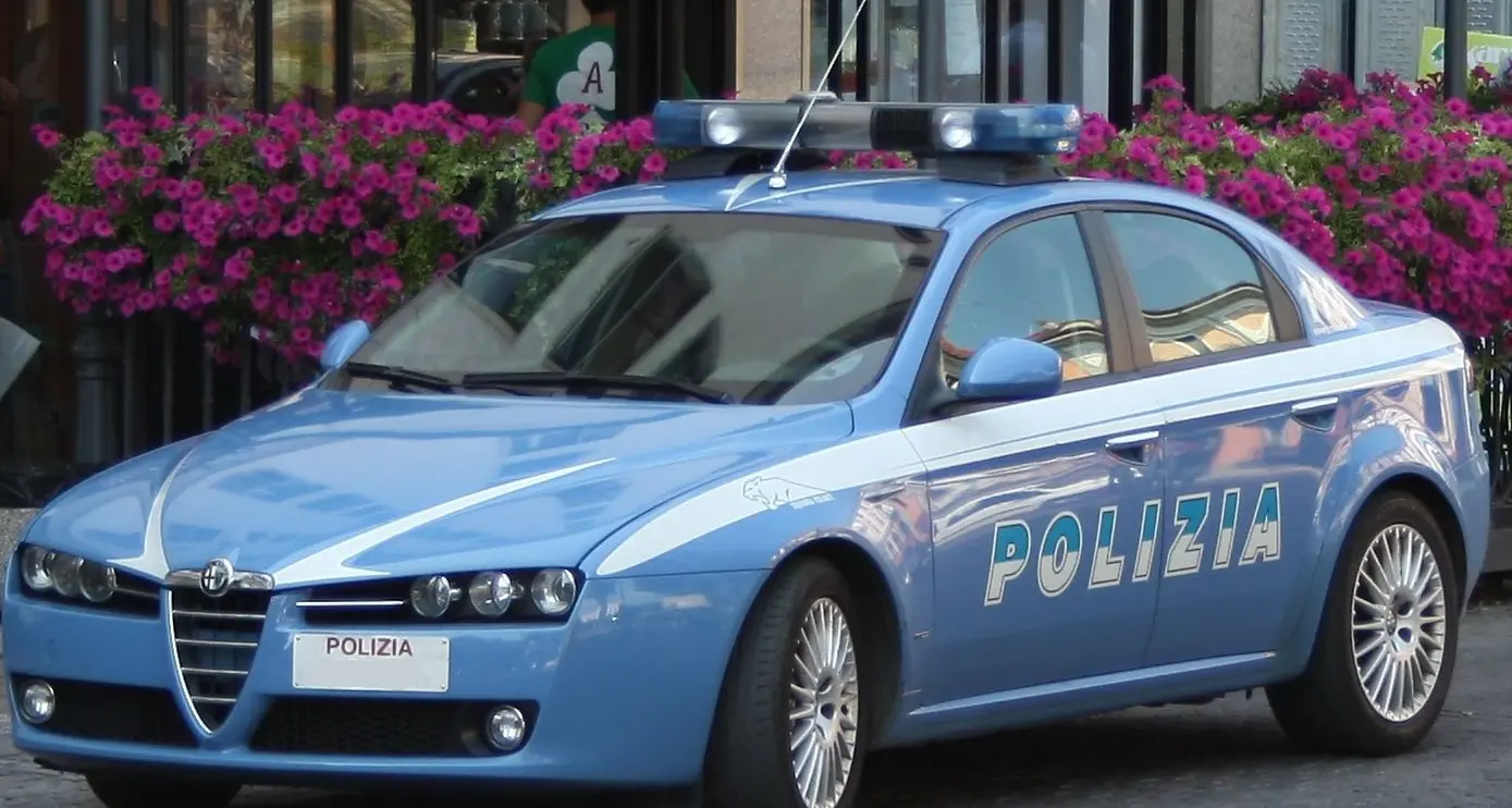 Un colpo di pistola (a salve) e poi la fuga