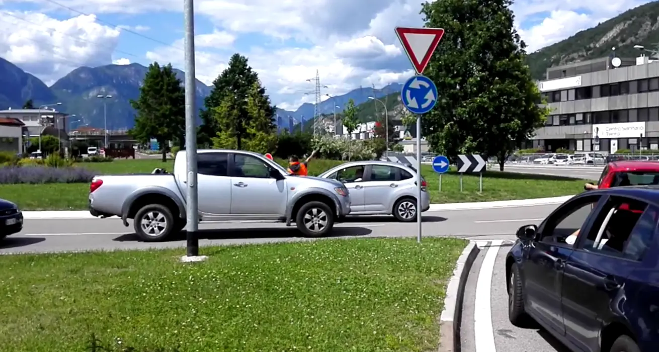 Imbocca contro mano la rotatoria di Trento nord