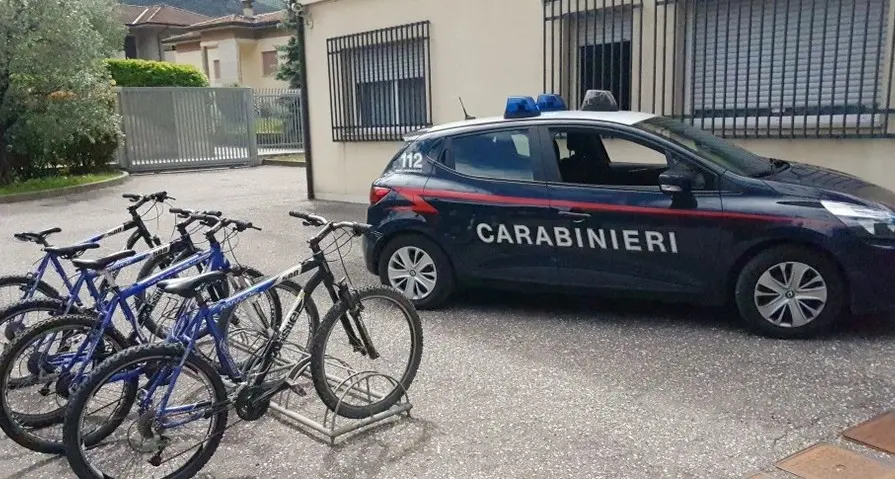 Beccati in sella alle biciclette rubate