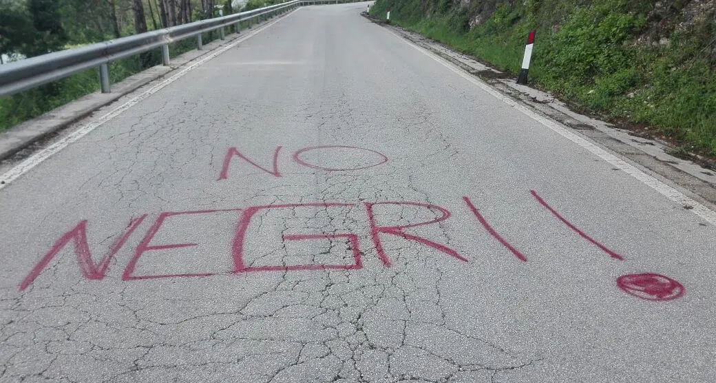 Tres accoglie i profughi con una scritta razzista
