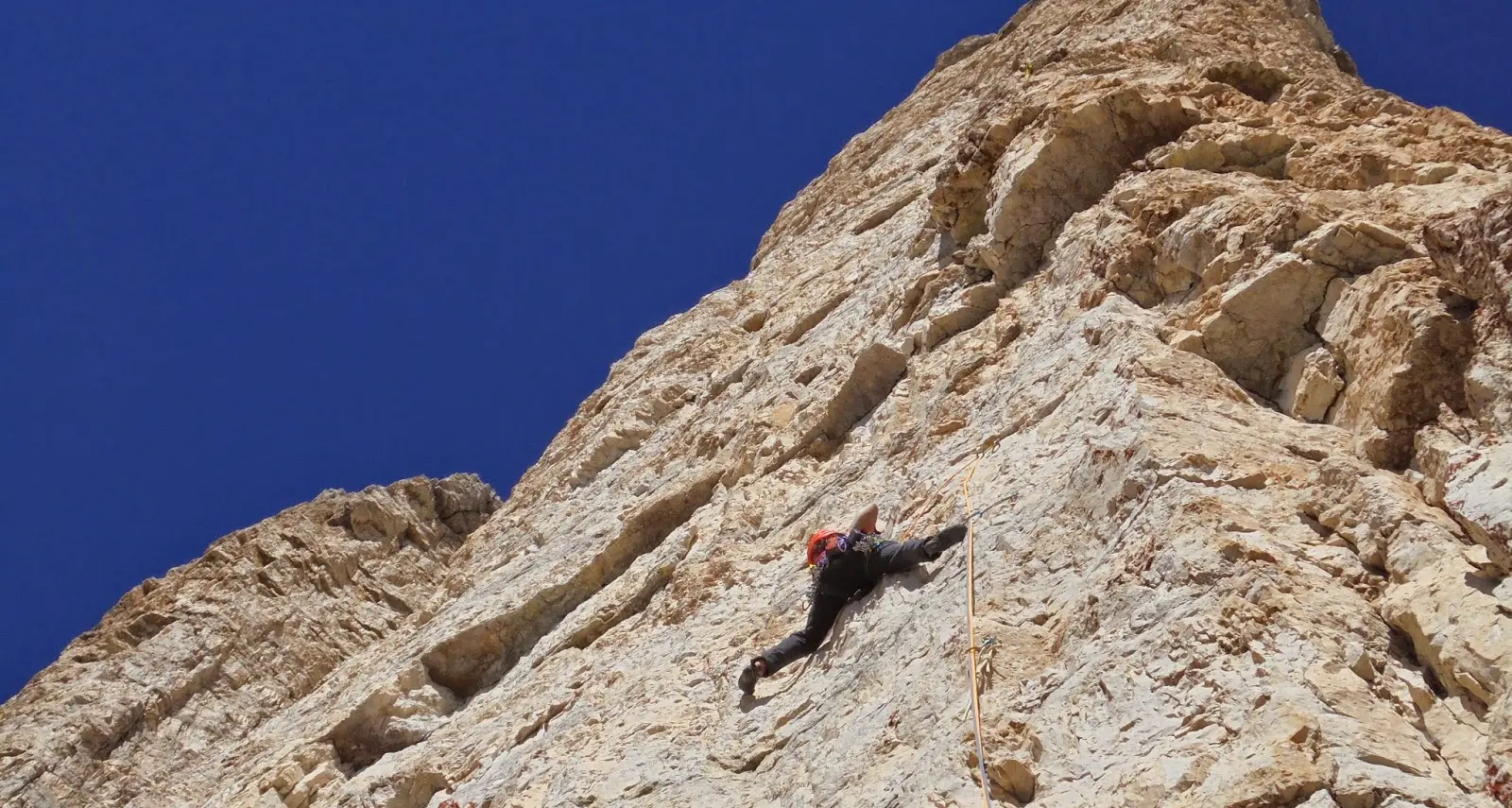 Precipita per 10 metri, soccorso alpinista
