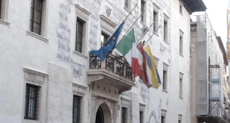 Il sindaco divide l’auto con i dipendenti