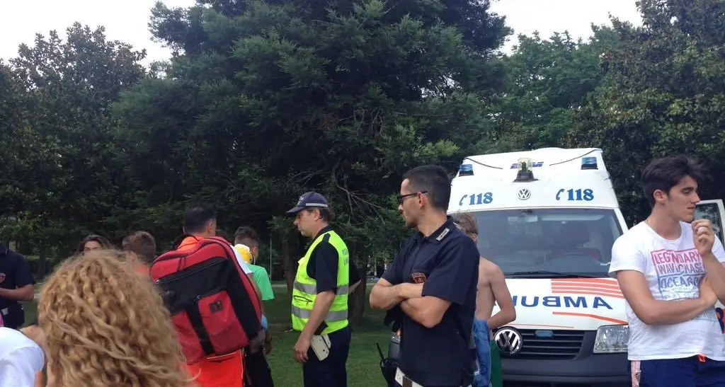 Pallonata in spiaggia: preso a sberle