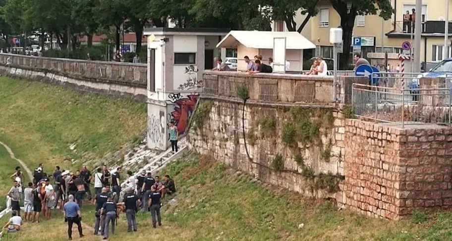 Trento, scontri a bottigliate in piazza Dante
