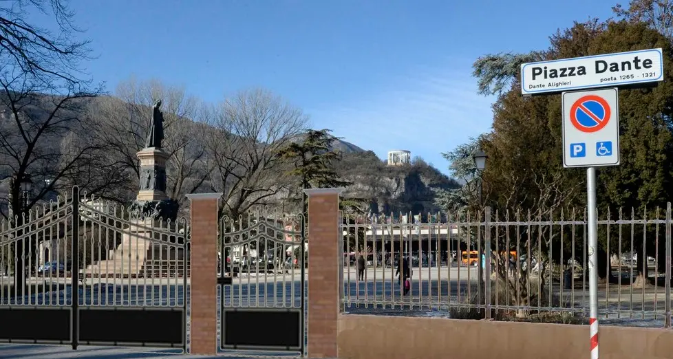 Piazza Dante, Rossi attacca il sindaco