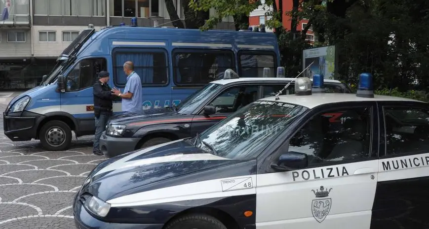 Piazza Dante blindata dai reparti mobili