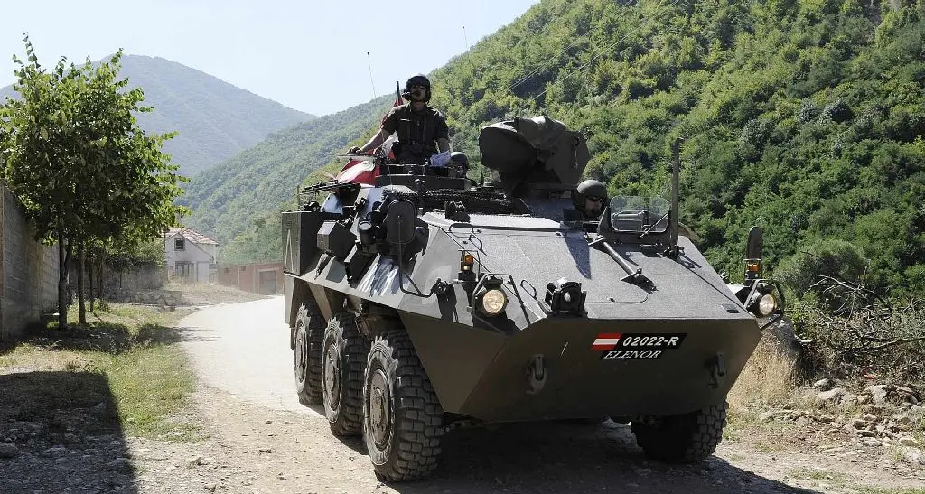Migranti, l'Austria pronta a schierare l'esercito. E al Brennero arrivano i mezzi corazzati