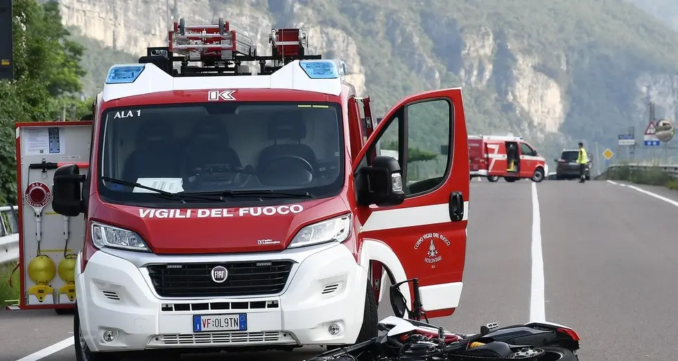 Schianto ad Ala, motociclista in fin di vita