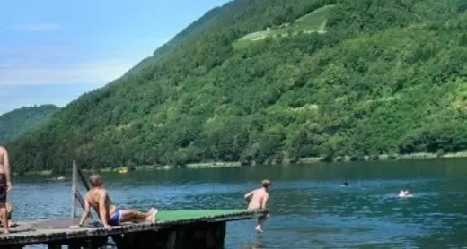 Si tuffa nel lago e batte la testa: è grave