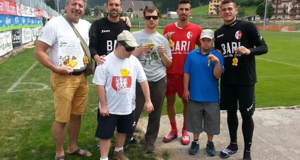Il “pesciolino” dell’Anffas fa il giro dei ritiri calcistici