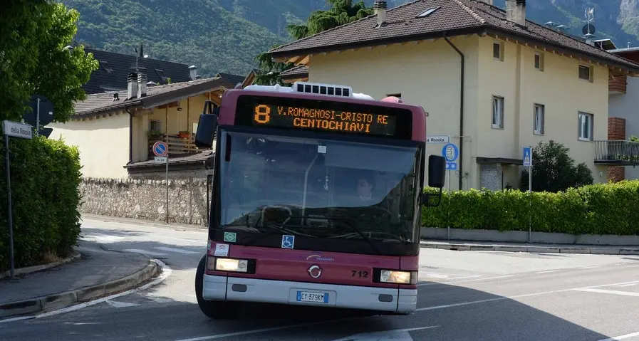 Senza biglietto sul bus, aggredisce i controllori