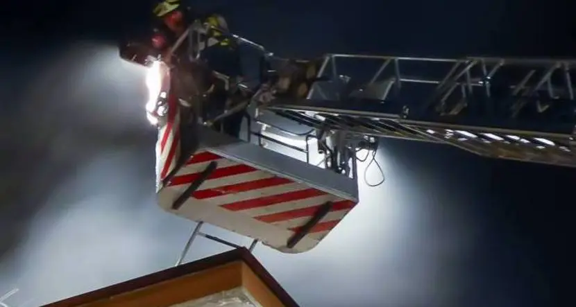 Fulmine incendia una casa ad Ala