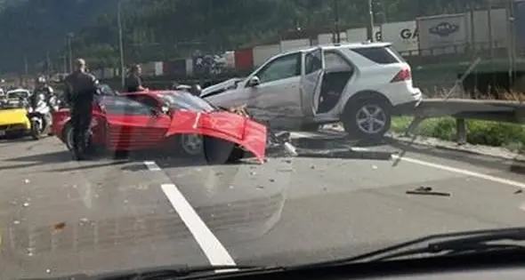 Brennero, frontale tra una Ferrari e una Mercedes: la Testarossa ha la peggio