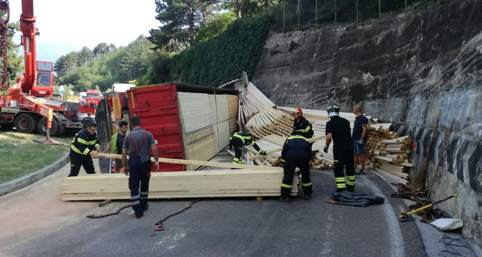 Camion si rovescia sul fianco: bloccata la strada