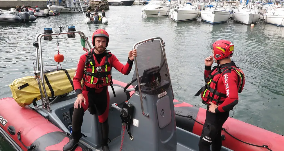 Si rovescia con la barca, è disperso nel Lago di Garda