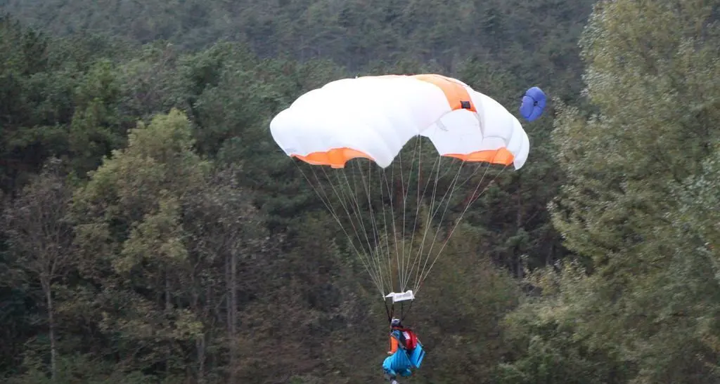 Base jumper sbaglia manovra e cade sugli alberi