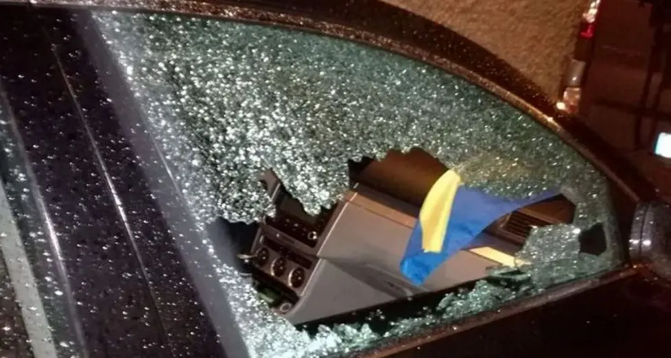 Trento, auto spaccata in via Zara: rubata una fotocamera