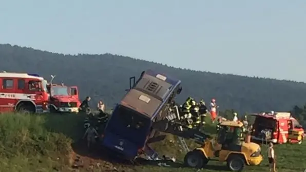 Pullman fuori strada in Alta Valle di Non