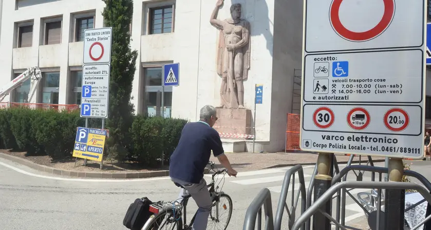 Nuovi varchi elettronici a Trento: mille «abusivi» al giorno