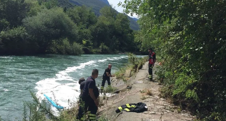 Schiuma bianca nel Sarca: otto ore per contenerla