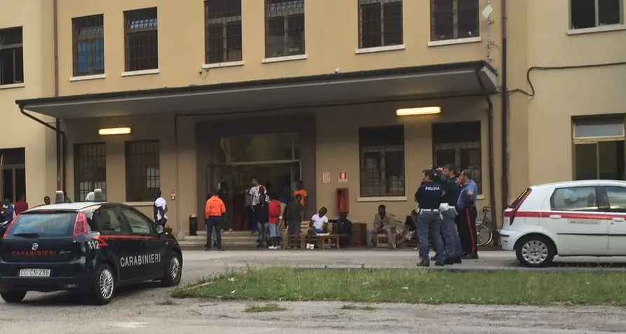 Precipita dalla finestra, grave profugo