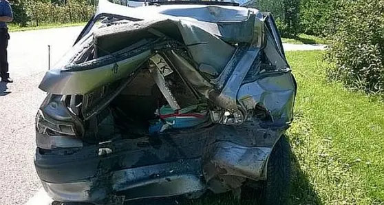 Motociclista muore dopo aver tamponato un'auto