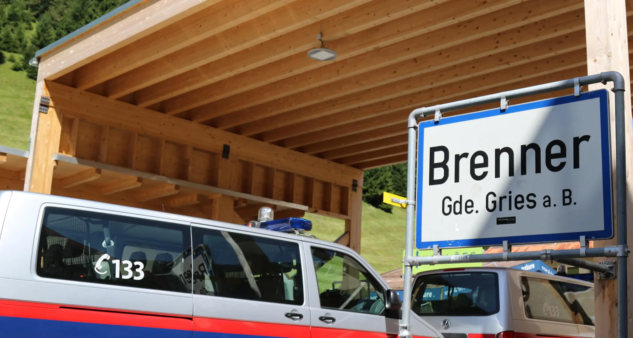 Al Brennero fermati sei migranti nascosti in un vagone-cisterna che trasporta gas liquido