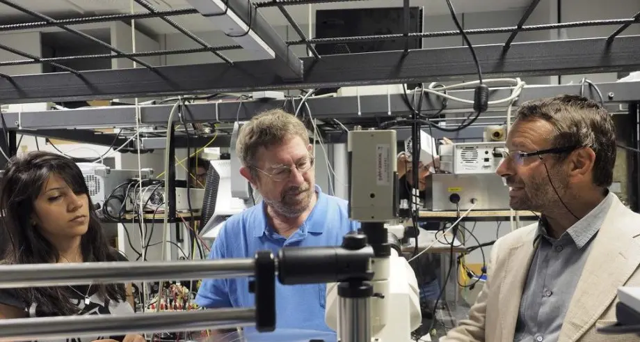 Il Nobel Kosterlitz in visita ai laboratori di fisica a Povo