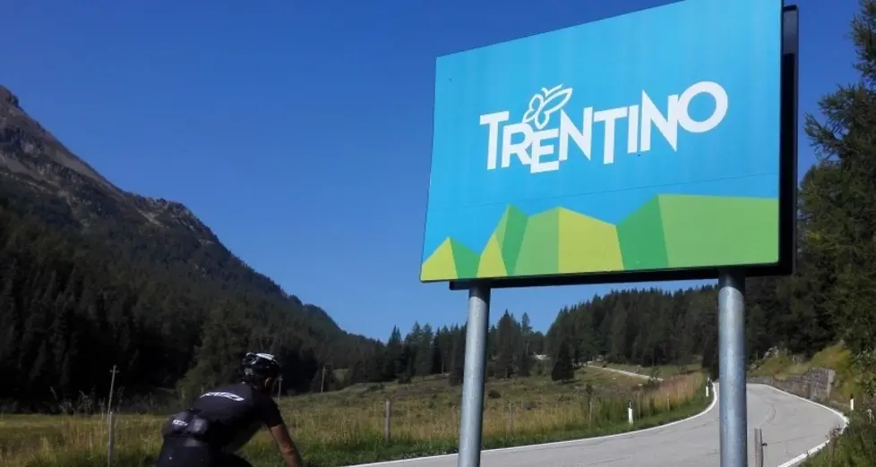 Basta bandiere, il Trentino ora si presenta con il logo