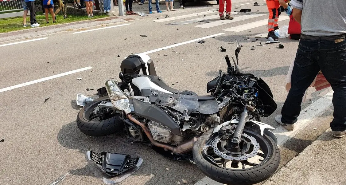 Moto contro furgone: due feriti gravissimi