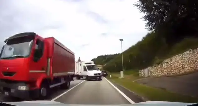 Lo scontro con il furgone in diretta