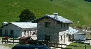 Lite in una malga alla Polsa, pastore in fin di vita