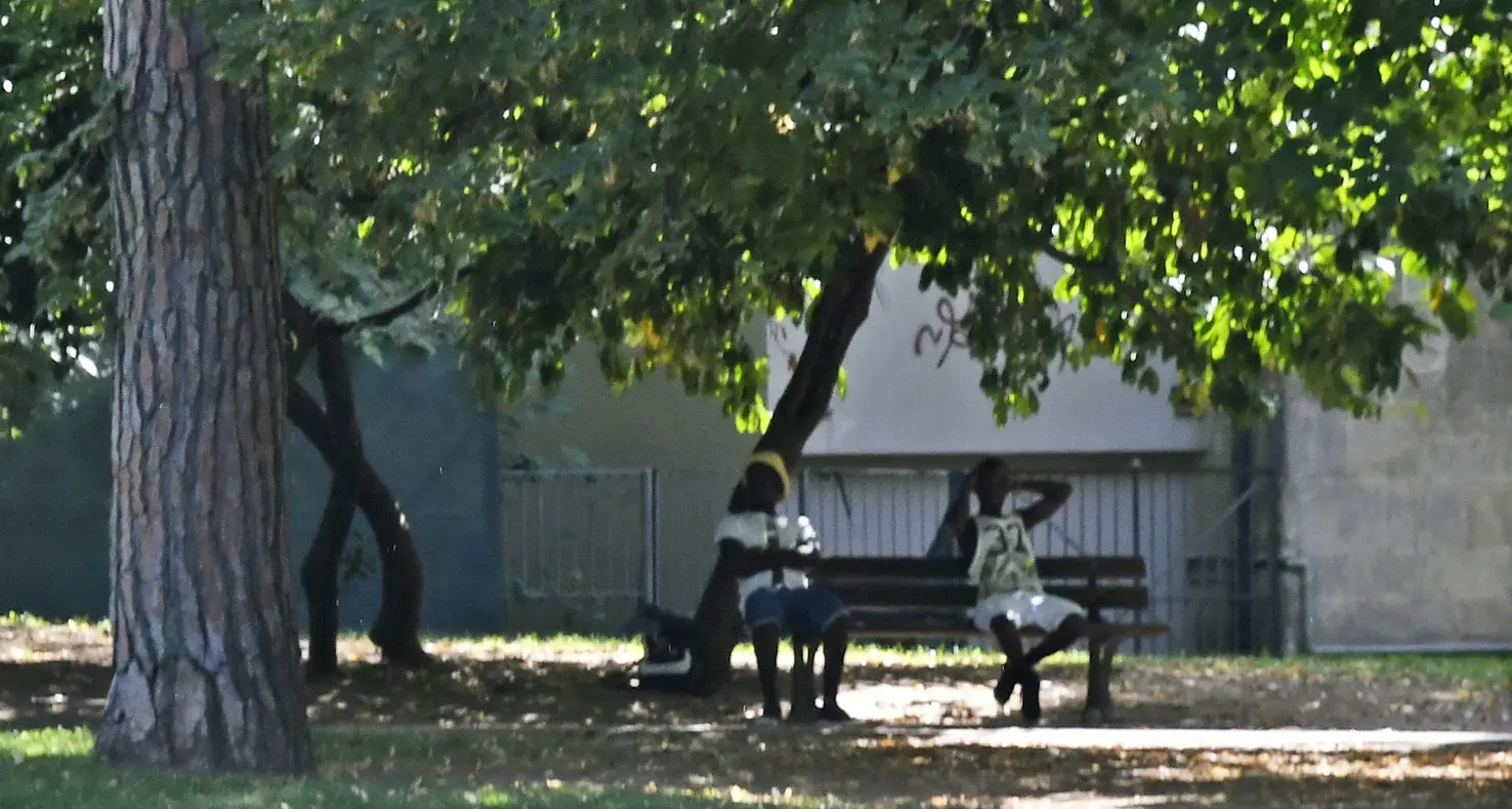 Spacciatore pendolare sorpreso al parco con dosi di marijuana e hashish