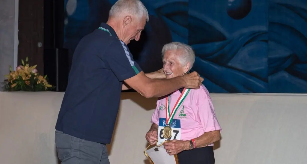 94enne di Livorno vince la crono: la premia Moser