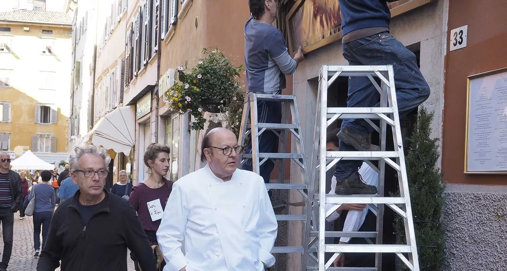 Il cast del cinepanettone protesta: «Si mangia male»