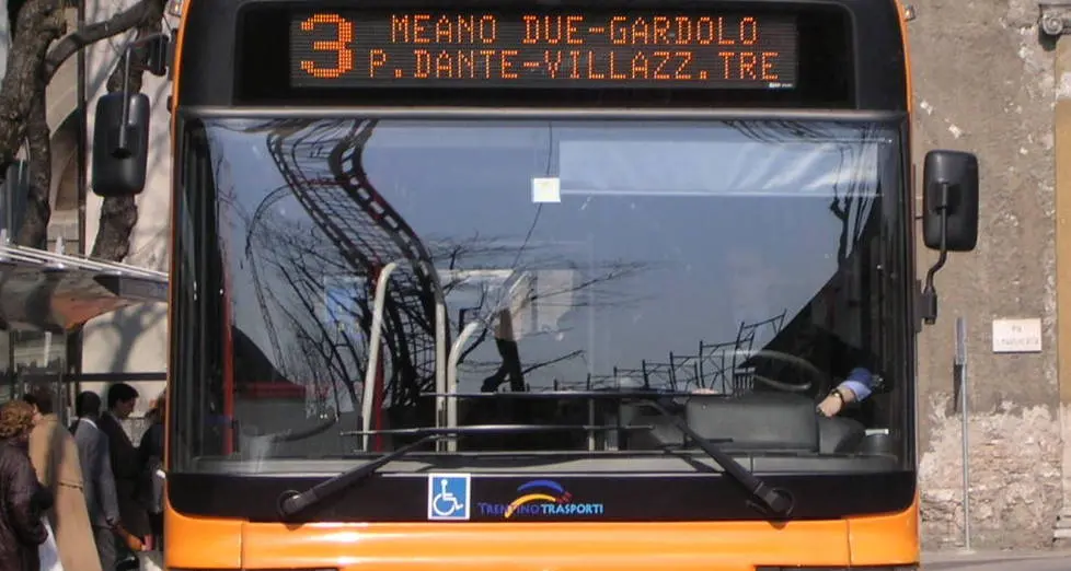 Non paga il biglietto, autista blocca il bus
