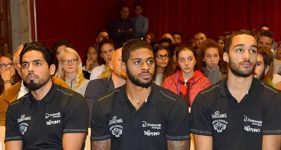 I giganti della Dolomiti Energia “a lezione” dagli studenti