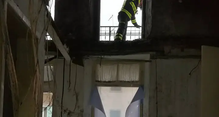 Casa incendiata, un aiuto a chi ha perso tutto