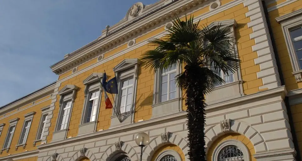 Anni di violenze su compagna e figlie