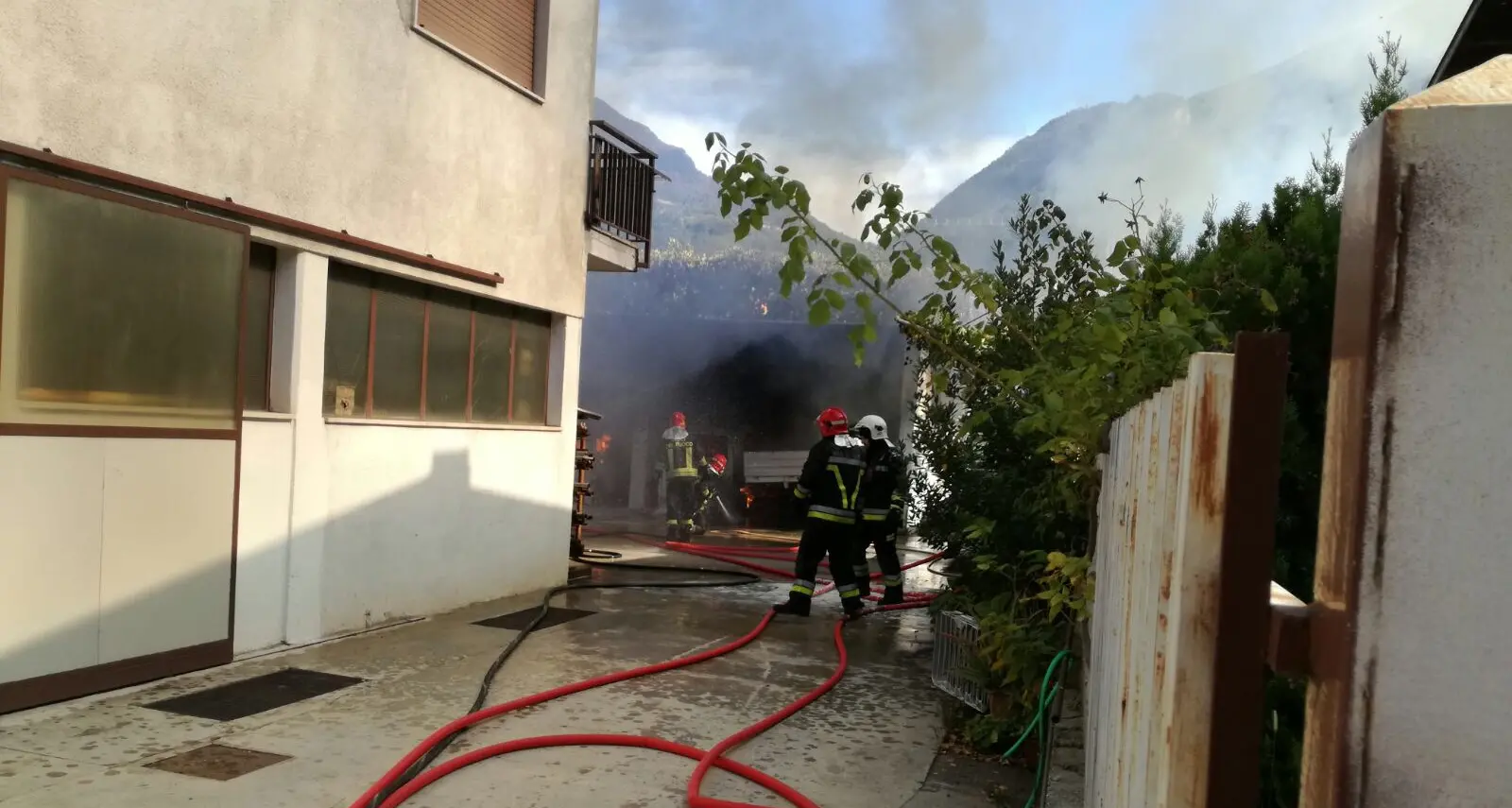 Incendio a Mattarello, a fuoco due auto e un atomizzatore