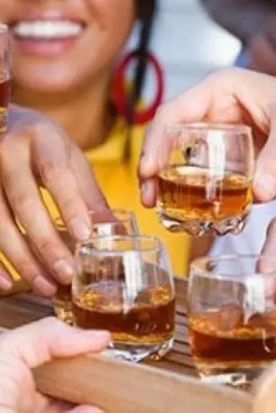 Adolescenti, primo bicchiere da ragazzini ma cala il consumo