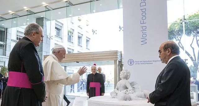 Il Papa dona alla Fao l'opera \"Aylan\" di Prevedel