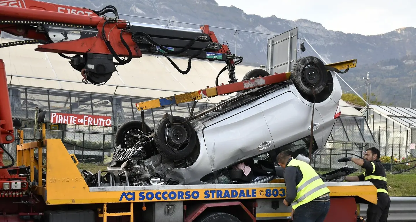 Esce di strada, l’auto si rovescia sulla ciclabile