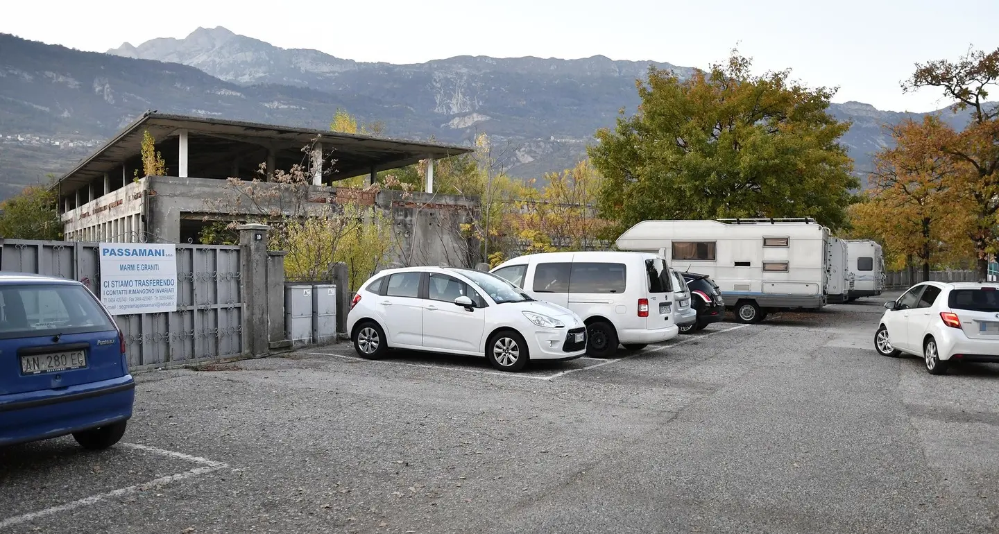 Valigia in strada, scatta l’allarme