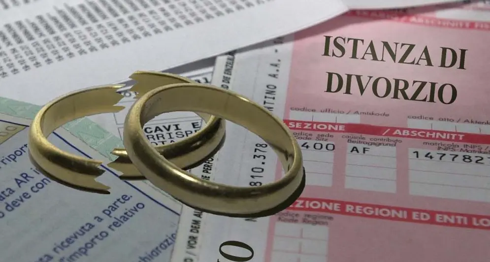 Costretta a pagare gli studi del figlio