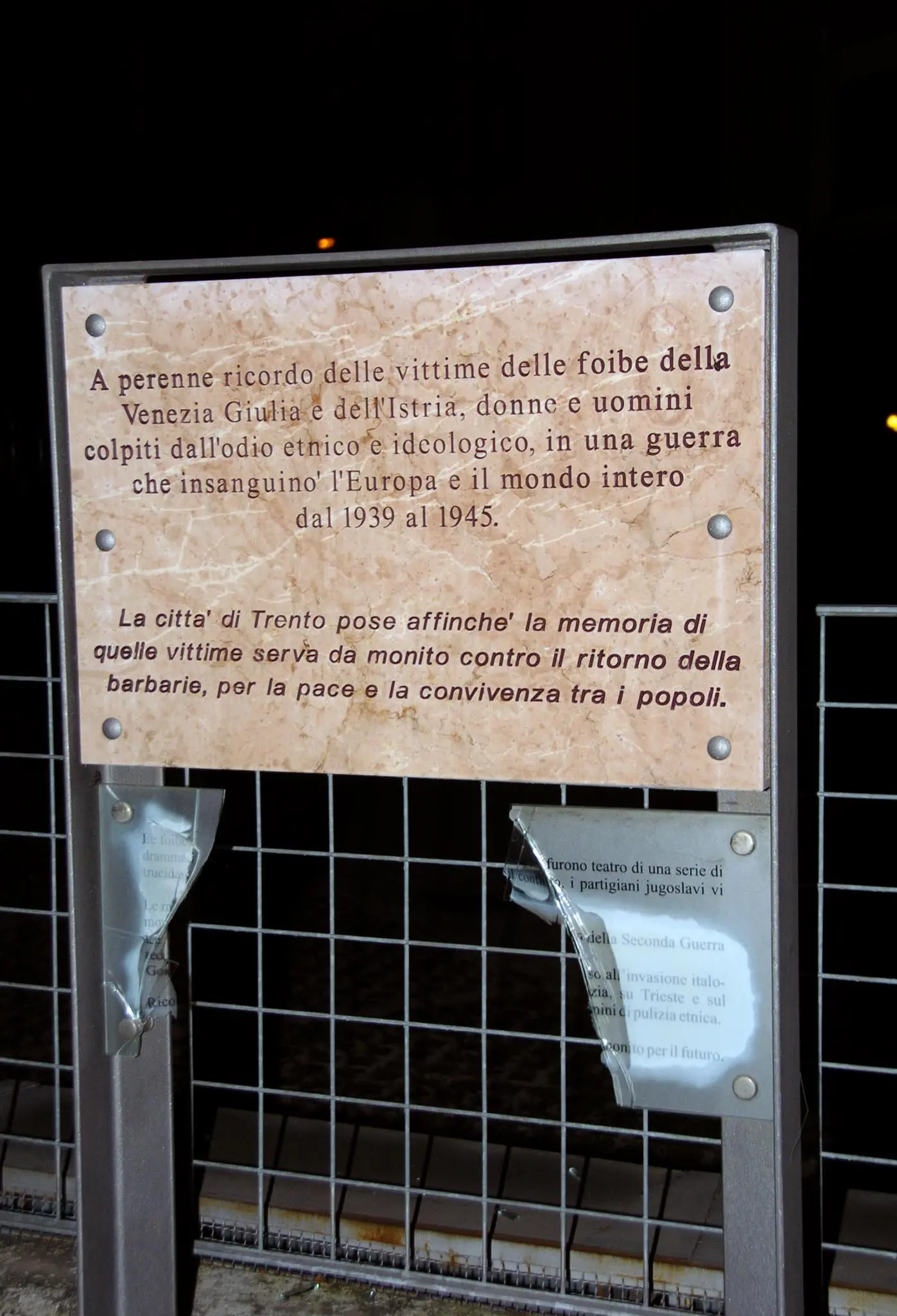 Foibe, bruciata nella notte la targa commemorativa